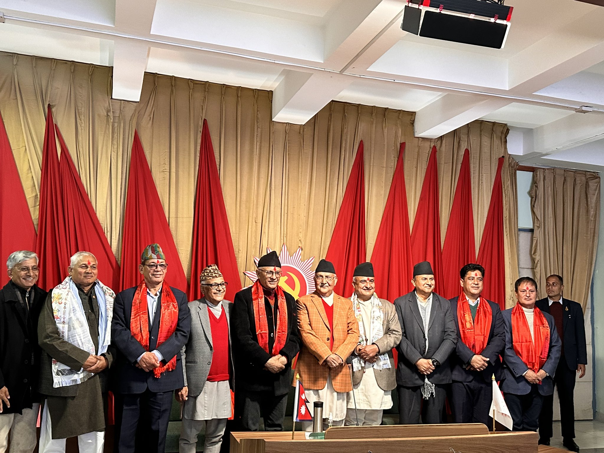 एमालेका ६ केन्द्रीय सदस्यद्वारा शपथ