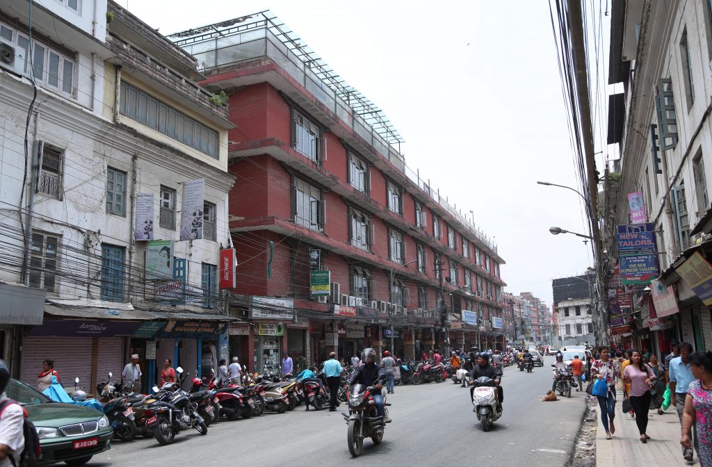 सडकमा पार्किङ गर्न पाउनु पर्ने माग जायज होइन ।