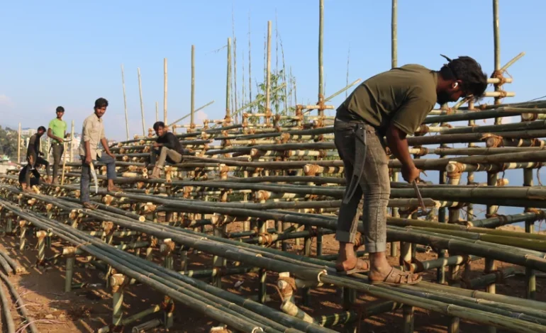 इलाम गोल्डकपका लागि धमाधम अस्थायी प्यारापेट निर्माण गरिँदै