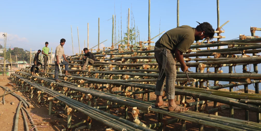 इलाम गोल्डकपका लागि धमाधम अस्थायी प्यारापेट निर्माण गरिँदै
