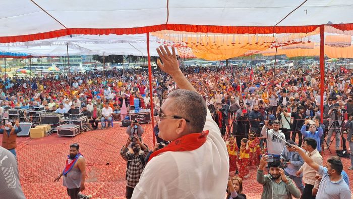 प्रसाईलाई पक्रिन ओली र बर्षमानको लविङ, मास देखेका गृहमन्त्री चुप