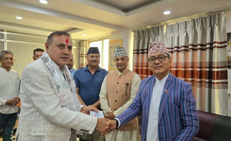 नेपाली कांग्रेस परित्याग गरि झापा एकका नेता नरेन्द्र खड्का राप्रपामा प्रवेश