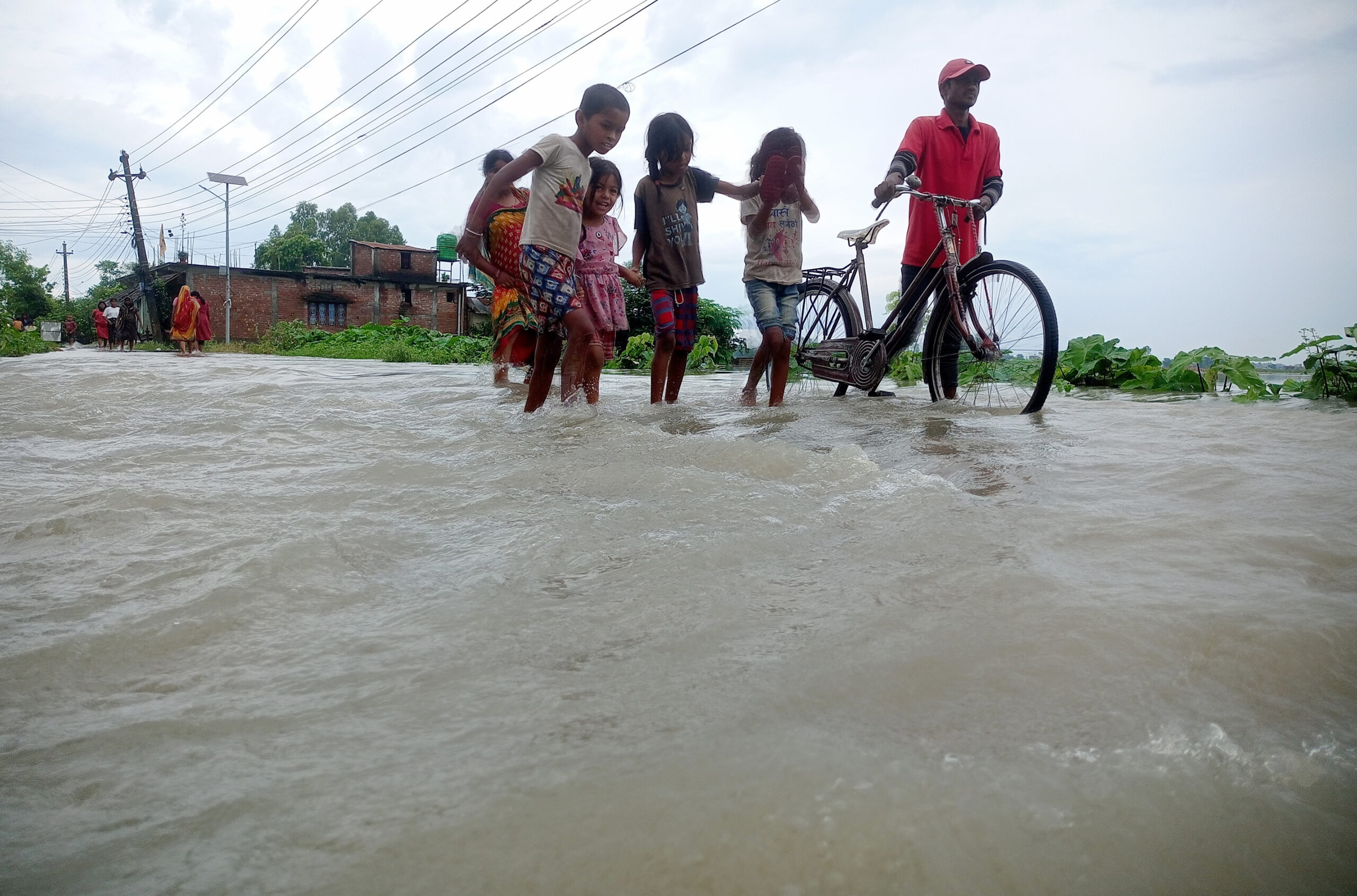 ३७ जिल्लामा बाढीको जोखिम, १४ मा एल्लो वारेन्ट