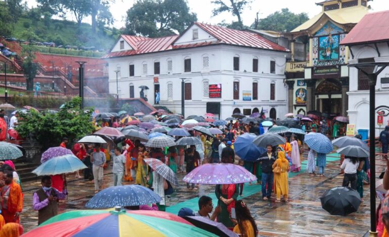 साउनको पहिलो सोमबार पशुपतिनाथमा भक्तजनको घुइँचो