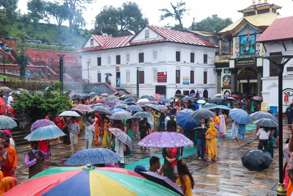 साउनको पहिलो सोमबार पशुपतिनाथमा भक्तजनको घुइँचो