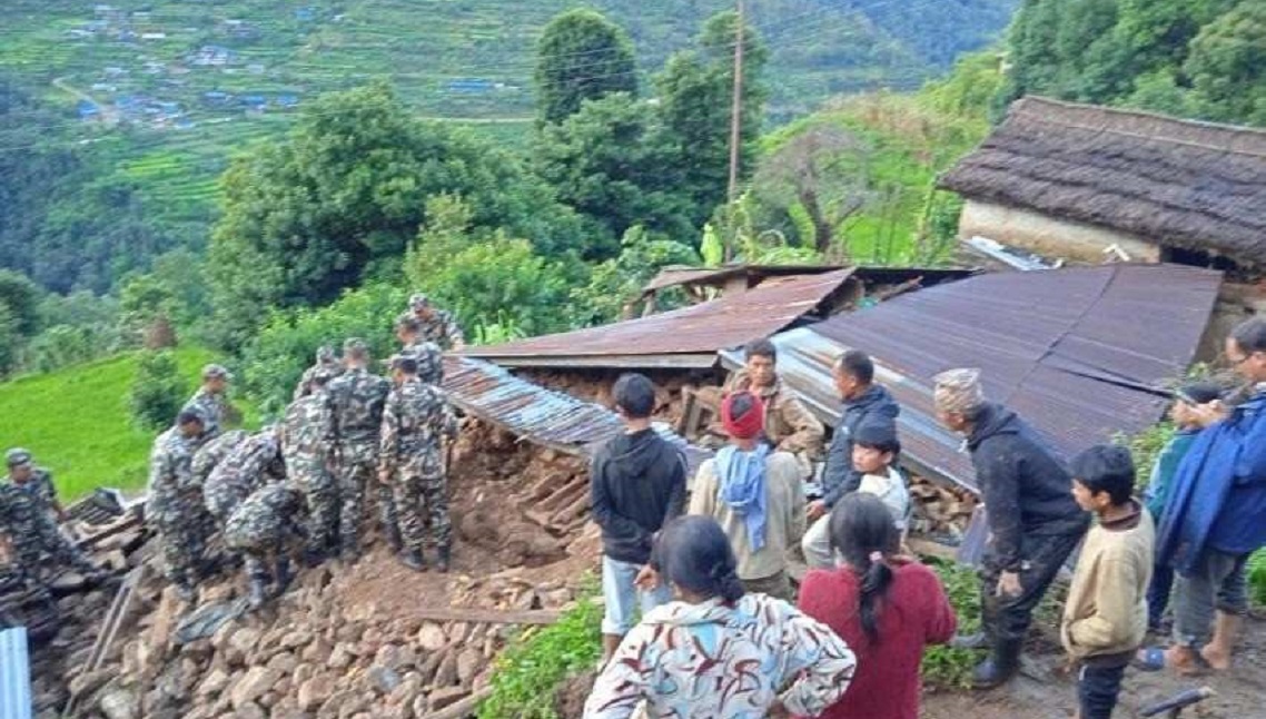 शैलुङ पहिरो अपडेट: १० वर्षकी बालिकाको जीवितै उद्धार, अन्यको शव फेला