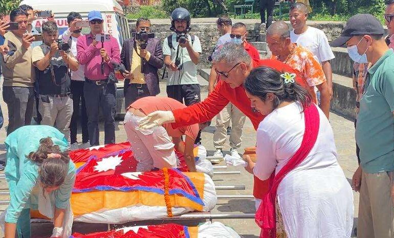 प्रसाईले राष्ट्रिय झण्डा ओढाएर पशुपति आर्यघाटमा आठ वेवारिसे शवको दाहसंस्कार गरे