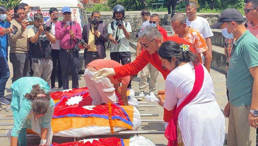 प्रसाईले राष्ट्रिय झण्डा ओढाएर पशुपति आर्यघाटमा आठ वेवारिसे शवको दाहसंस्कार गरे