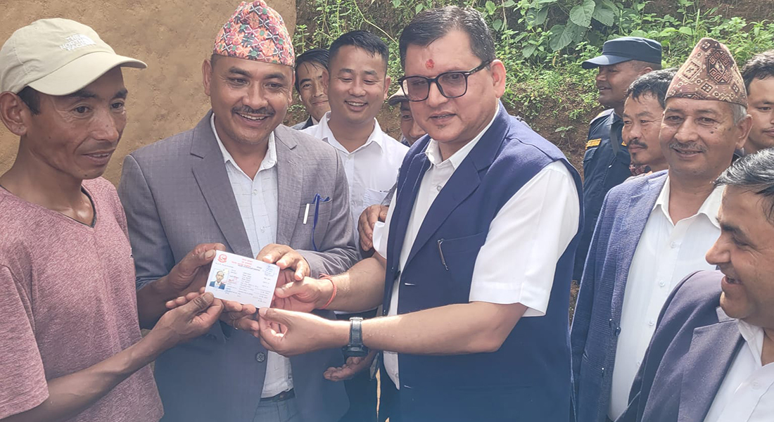 प्रकाशले घरमै पाए नागरिकता, भोलि काठमाडौं आएर प्रधानमन्त्रीलाई भेट्ने