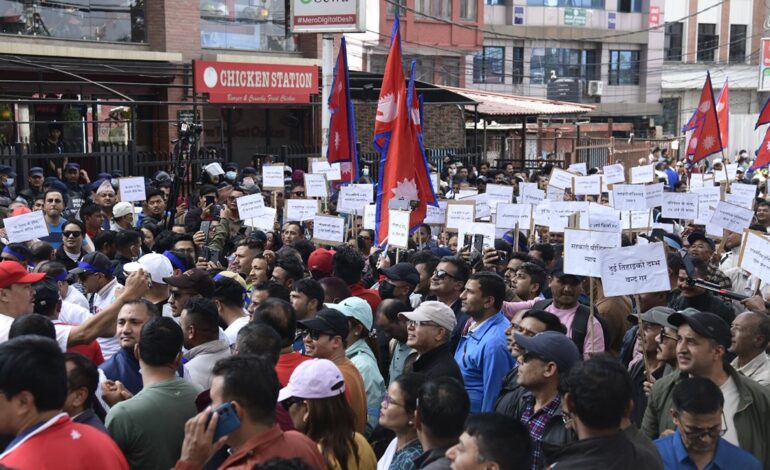 ‘सत्ताको दुरुपयोग बन्द गर’ भन्दै माइतीघरमा रास्वपाको प्रदर्शन