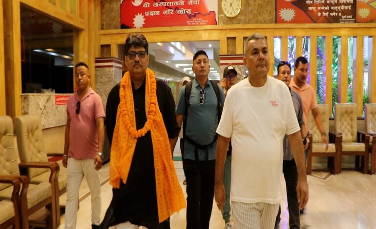 मोदिका निकट प्रोफेसर रागी दुर्गा प्रसाईको निमन्त्रणामा झापामा इटहरीको कार्यक्रममा सम्बोधन गर्ने