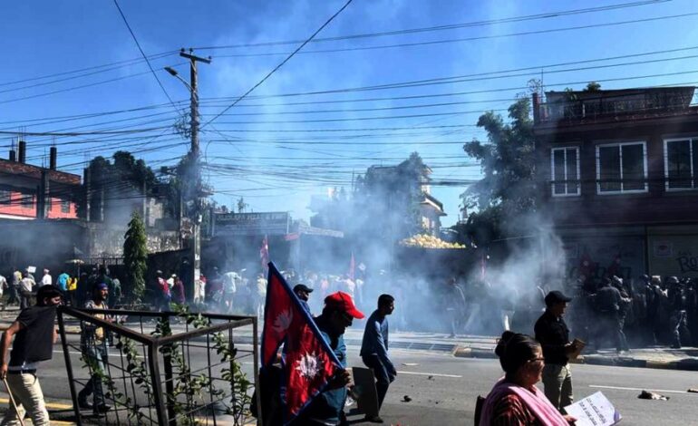 विरोधमा उत्रिएका रास्वपा कार्यकर्तामाथि पोखरामा अश्रुग्यास प्रहार