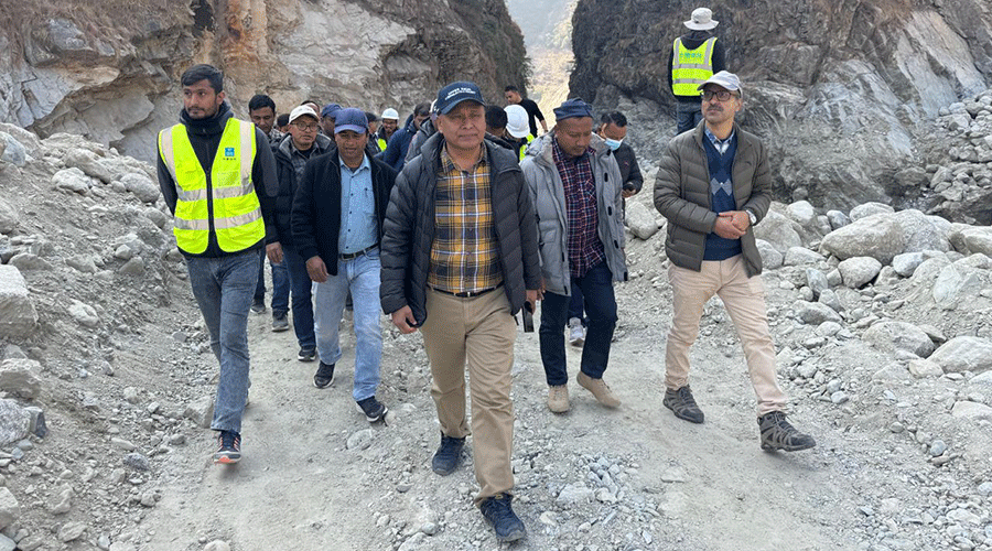 फास्ट ट्र्याक निर्माण क्षेत्रमा वैकल्पिक तवरबाट बिजुली वितरण