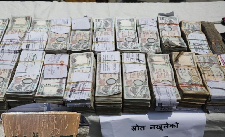 स्रोत नखुलेको ९२ लाखसहित काठमाडौंबाट तीन जना पक्राउ