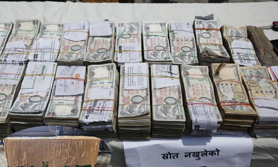 स्रोत नखुलेको ९२ लाखसहित काठमाडौंबाट तीन जना पक्राउ