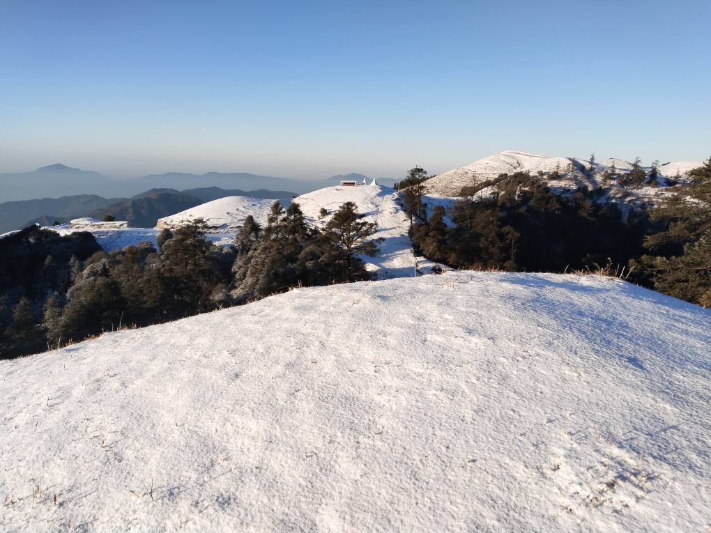 हिउँले सजिएको रामेछापको शैलुङ