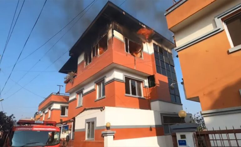 ललितपुरको सिभिल होम्समा आगलागी, आगो निभाउन प्रयास