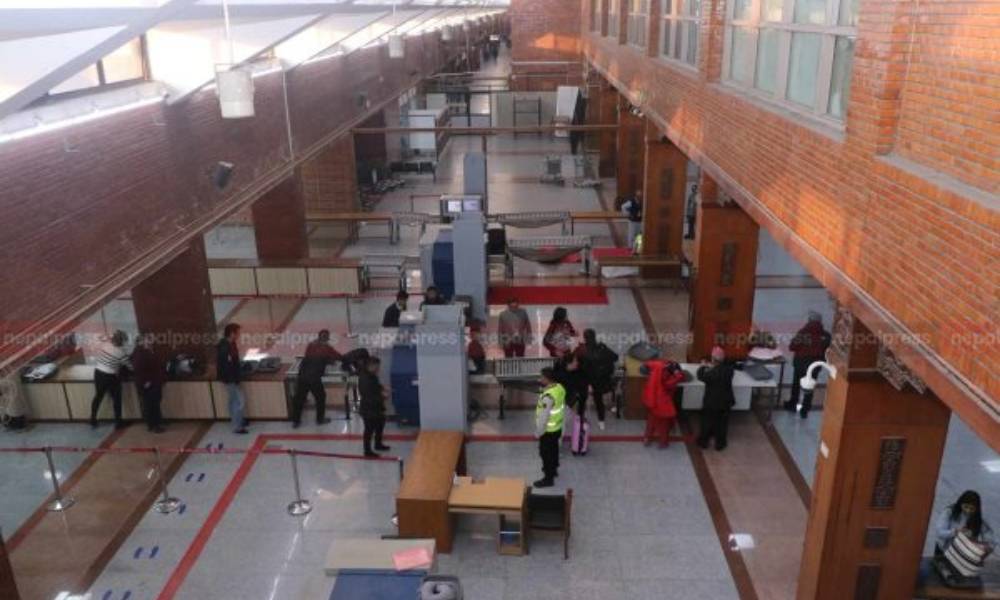 यूएईबाट काठमाडौं उत्रिएका ३ विदेशी महिलाको मलद्वारमा भेटियो झण्डै ४ केजी सुन !