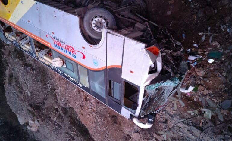 नेपालगञ्जबाट काठमाडौं आउँदै गरेको बस दुर्घटना