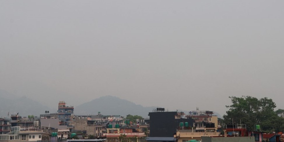 पोखराको हावा प्रदूषणले खतराको तह पार गरेपछि स्वास्थ्यमा जोखिम
