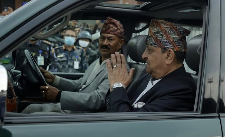 पूर्वराजा काठमाडौं आउँदा विमानस्थलमा राष्ट्रवादीको भिड, एक शब्द खर्चिएन