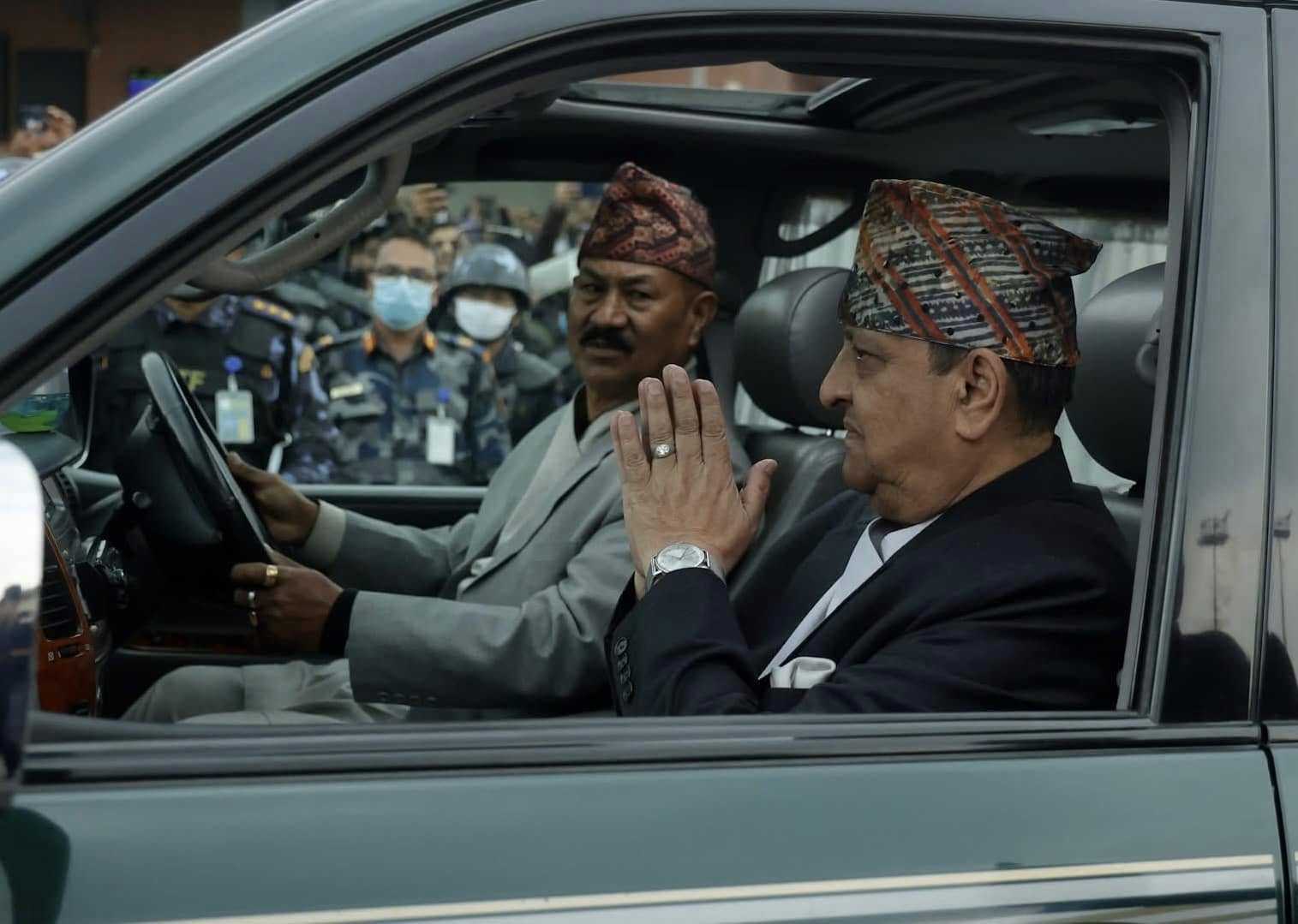 पूर्वराजा काठमाडौं आउँदा विमानस्थलमा राष्ट्रवादीको भिड, एक शब्द खर्चिएन