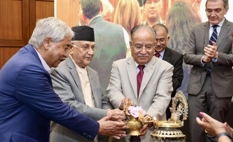 ओली, देउवा र प्रचण्ड एउटै मञ्चमा