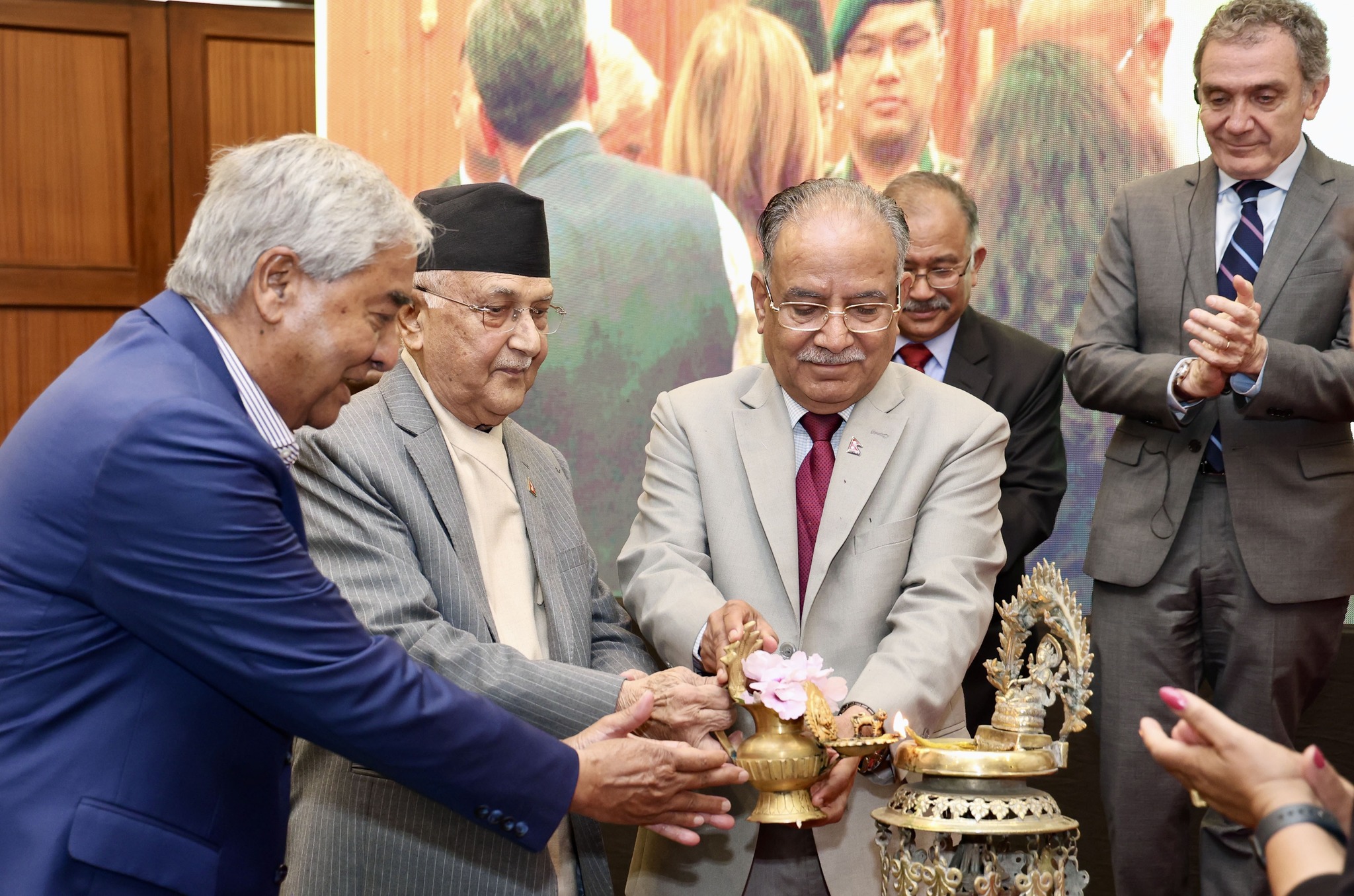 ओली, देउवा र प्रचण्ड एउटै मञ्चमा