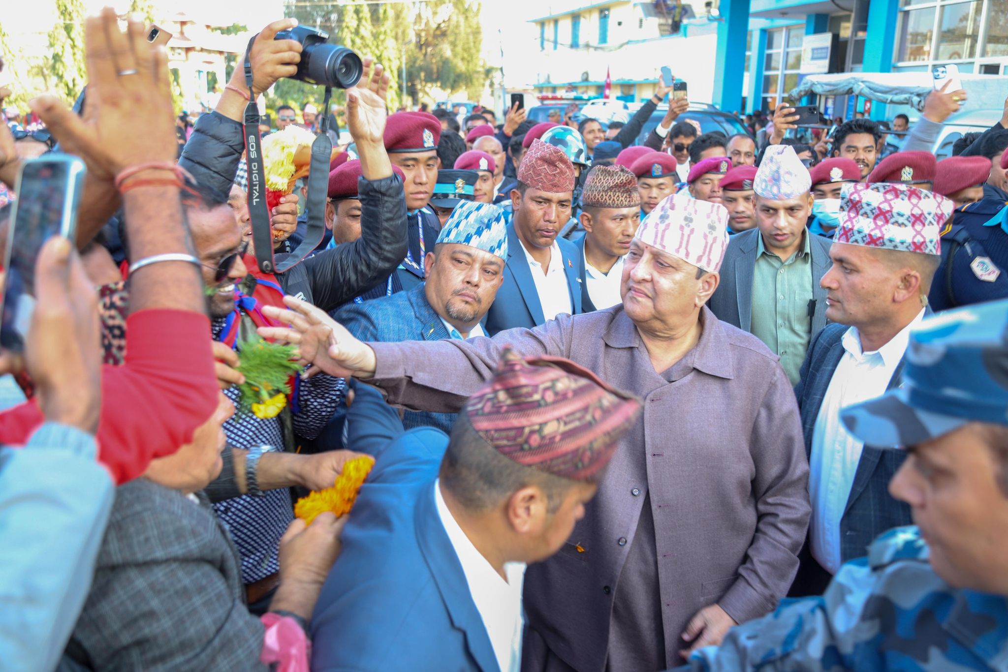 पूर्वराजाका समर्थकको प्रदर्शनका कारण ११ बजेदेखि एयरपोर्टमा प्रवेश कडा