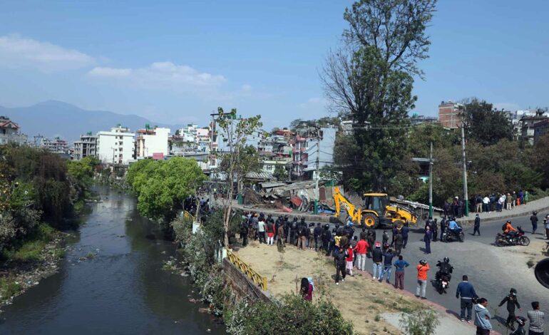 कालोपुल क्षेत्रमा गुठीको जग्गा अतिक्रमण गरेर बनेका संरचनामा चल्यो डोजर