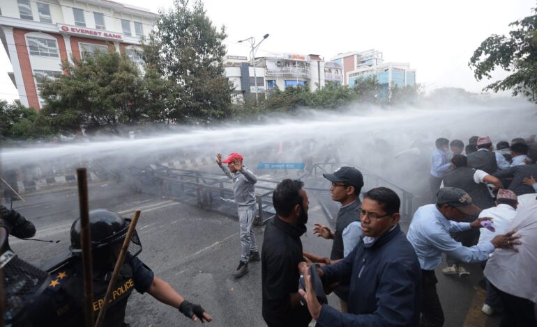 ओलीले शिक्षकमाथि लाठी हान्न लगाए, भोलीदेखि अझ चर्कोको आन्दोलन: शिक्षक महासंघ