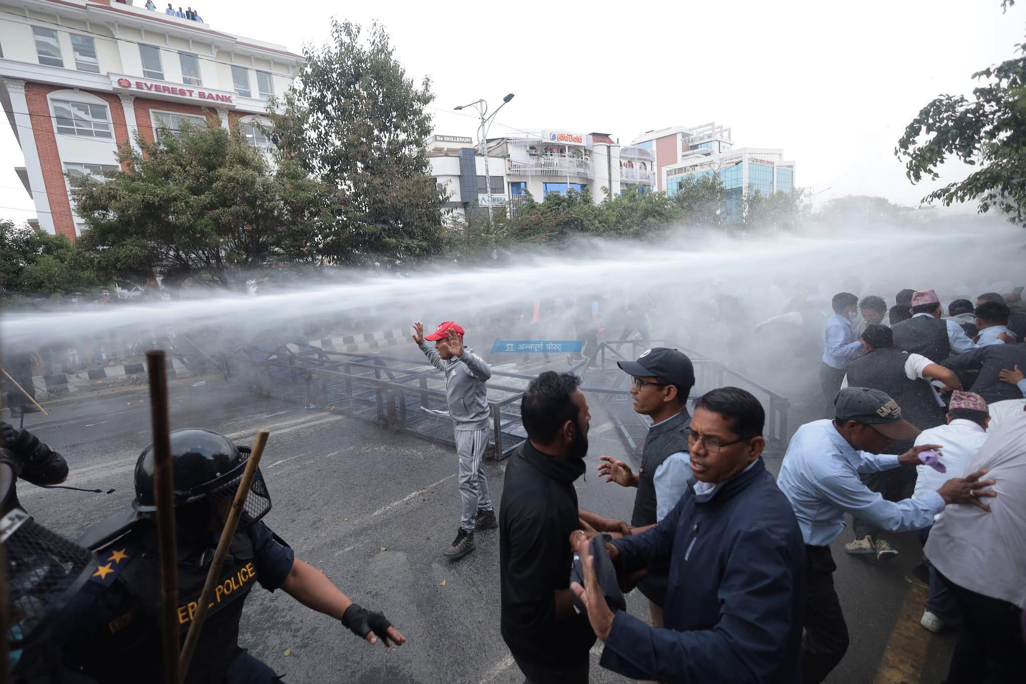 ओलीले शिक्षकमाथि लाठी हान्न लगाए, भोलीदेखि अझ चर्कोको आन्दोलन: शिक्षक महासंघ