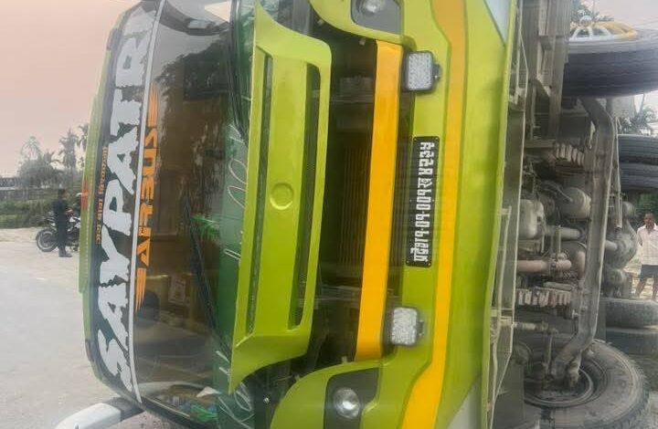 आन्दोलनरत शिक्षक चढेको गाडी दुर्घटना १६ जना घाइते