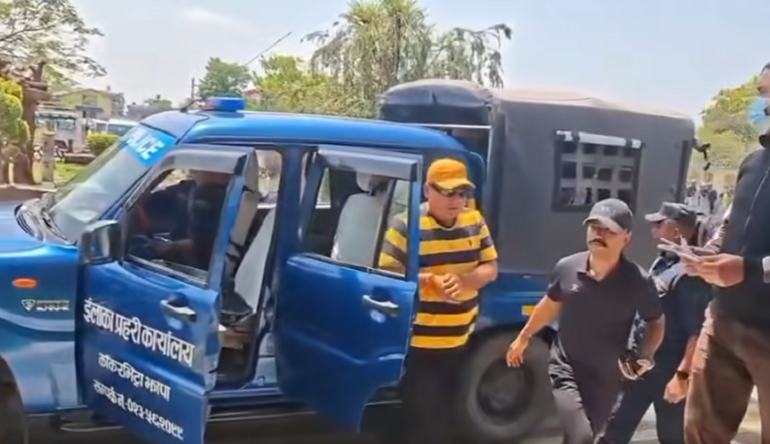 दुर्गा प्रसाईंले भने– म आत्तिएको छैन, यो तस्करविरुद्धको लडाइँ हो, जनताको सहयोग आवश्यक छ