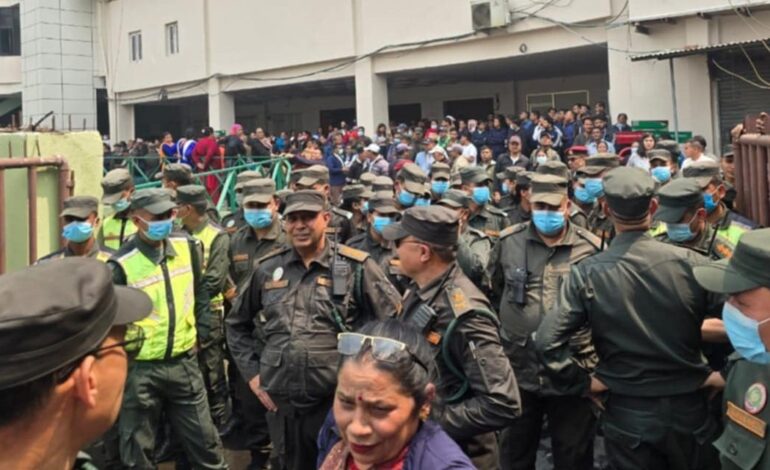 प्रशासकीय अधिकृतलाई रोक्ने नगर प्रहरीको प्रयास असफल, कर्मचारी र जनप्रतिनिधिले कार्यालय छिराए