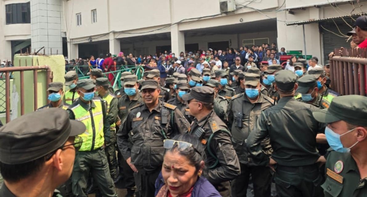 प्रशासकीय अधिकृतलाई रोक्ने नगर प्रहरीको प्रयास असफल, कर्मचारी र जनप्रतिनिधिले कार्यालय छिराए