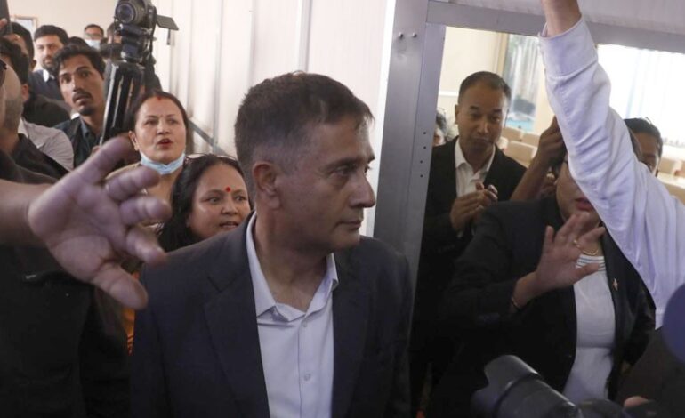 प्रशासकीय अधिकृत गुरागाईंलाई कर्मचारीले ताला फुटाएर कार्यकक्ष छिराए