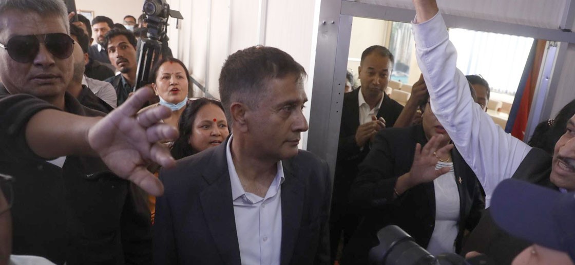 प्रशासकीय अधिकृत गुरागाईंलाई कर्मचारीले ताला फुटाएर कार्यकक्ष छिराए