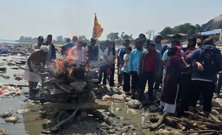 कश्मिरमा मारिएका सुदीपको त्रिवेणीमा अन्त्येष्टि, काकाले दिए दागबत्ती