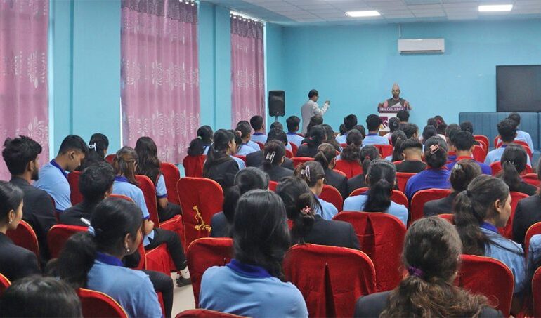 स्नातकमाथिका विद्यार्थीलाई हप्ताको २० घण्टा काम, न्यूनतम ज्याला