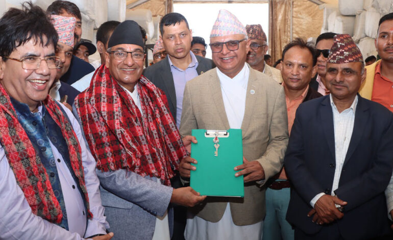 ओली र प्रचण्ड फोटो खिच्दैमा सरकार ढल्दैन