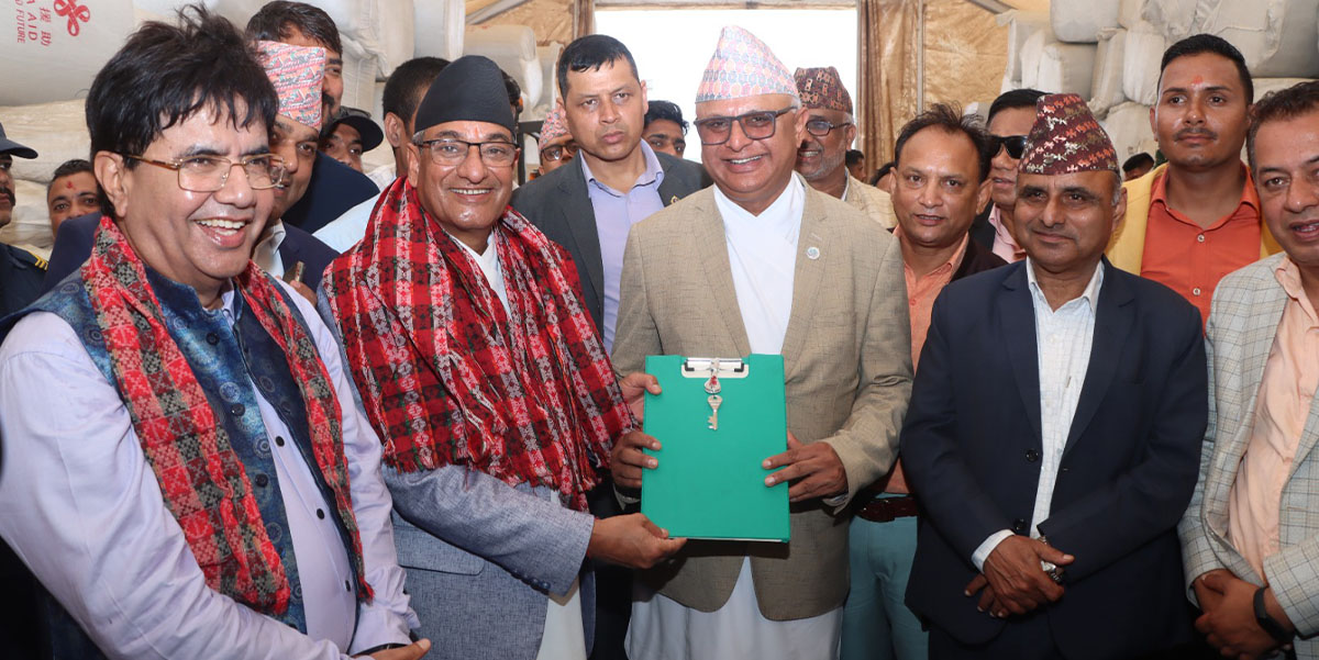 ओली र प्रचण्ड फोटो खिच्दैमा सरकार ढल्दैन