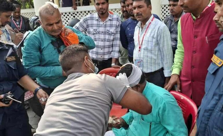 एमाले धनुषा अधिवेशनमा पुनः झडप, रड प्रहारबाट तीन जनाको टाउको फुट्यो