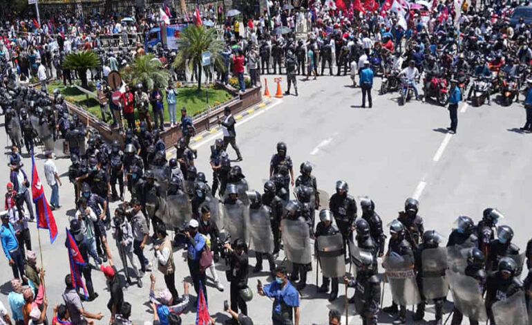 बालुवाटारतर्फ अघि बढ्यो राजावादीको ¥याली, त्रिचन्द्र अगाडि धकेला धकेल