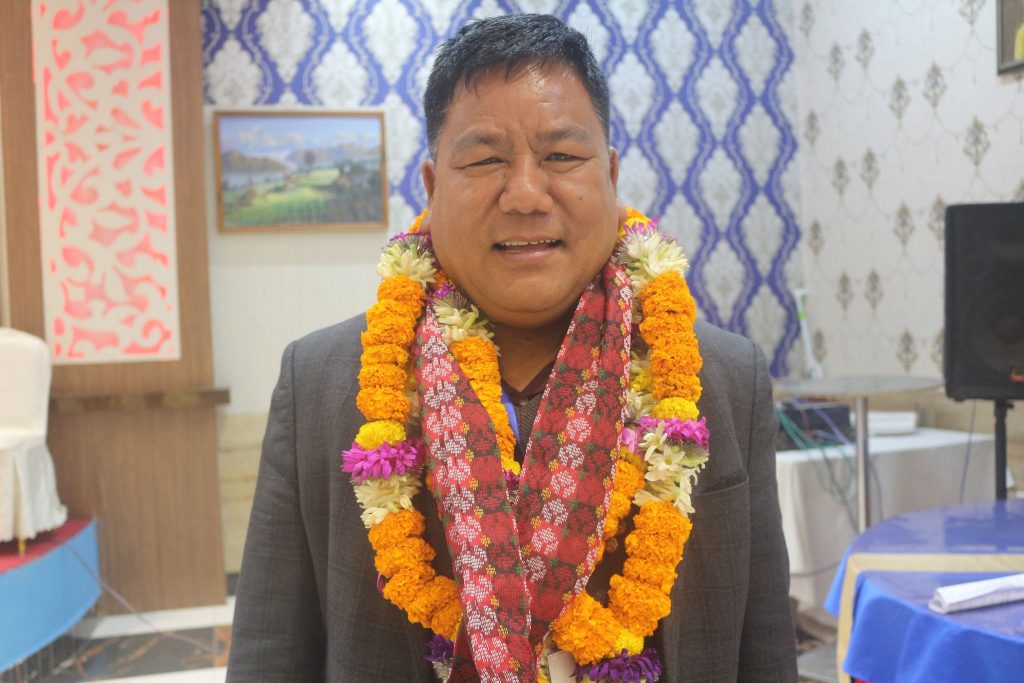 संघका अध्यक्ष गुरुङ नै सिण्डिकेटका लागि मन्त्रीको क्याविनसम्म, बैंठकमा विवाद