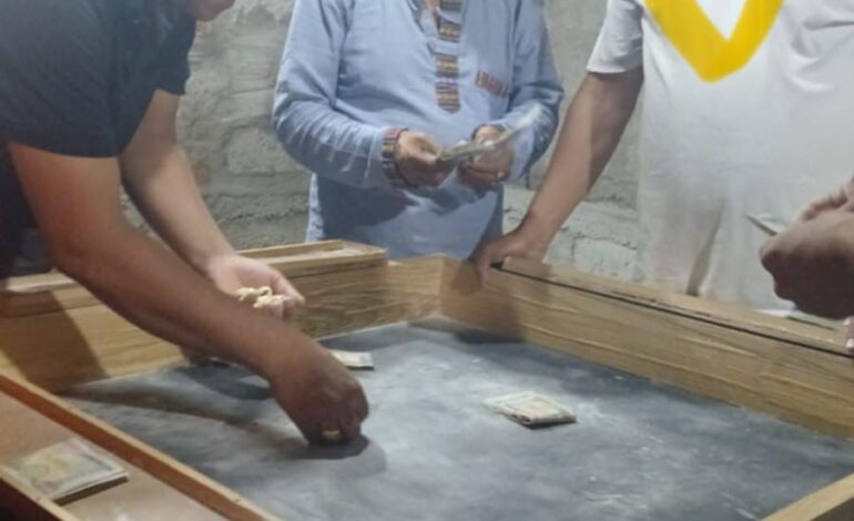 प्रहरी र स्थानियको सहयोगमा भक्तबहादुर क्षेत्रीले चितवन सुन्दरबस्ती १४ मा मिनी क्यासिनो चलाउँदैचाँडपर्वमा स्थान फेर्दे क्षेत्रीले अवैध रुपमा जुवा तास खेलाउँछन्