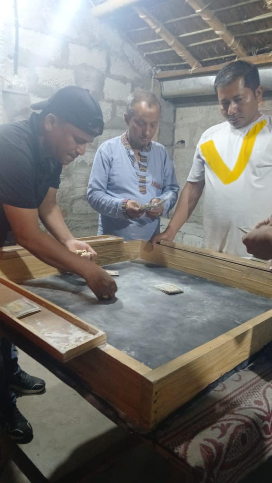 प्रहरी र स्थानियको सहयोगमा भक्तबहादुर क्षेत्रीले चितवन सुन्दरबस्ती १४ मा मिनी क्यासिनो चलाउँदै