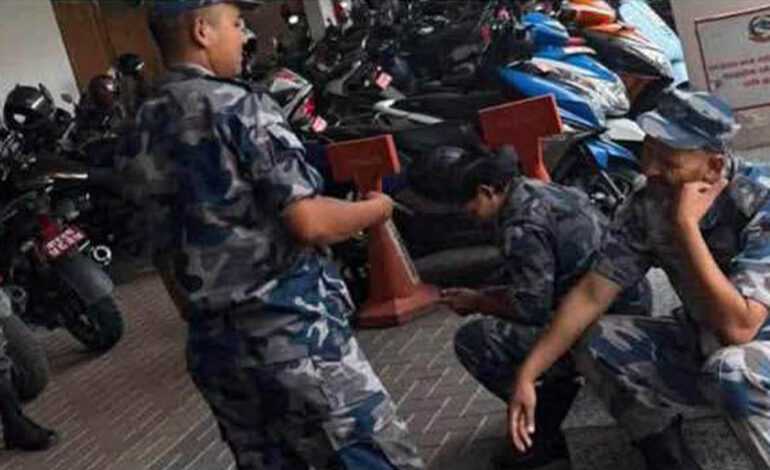 डंगोल र प्रमुख प्रशासकीय गुरागाईलाई कालो मोसो दल्ने हल्ला चलेपछि सशस्त्र प्रहरी पुग्यो कार्यालय