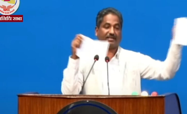 निजामती विधेयक च्यात्दै सांसद प्रभु साहले देशमै आगो लगाउने चेतावनी दिए