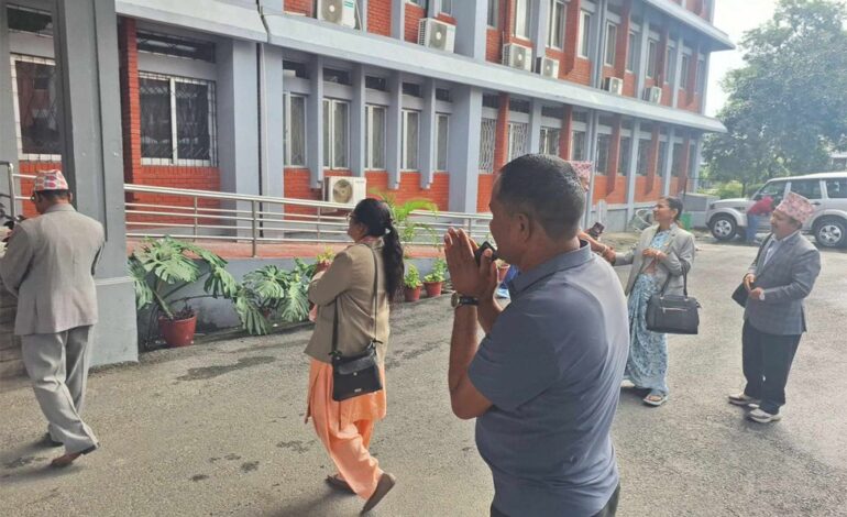 शिक्षा ऐन जारी गर्न दबाब दिदै सिंहदरबारमा शिक्षकहरुको धर्ना